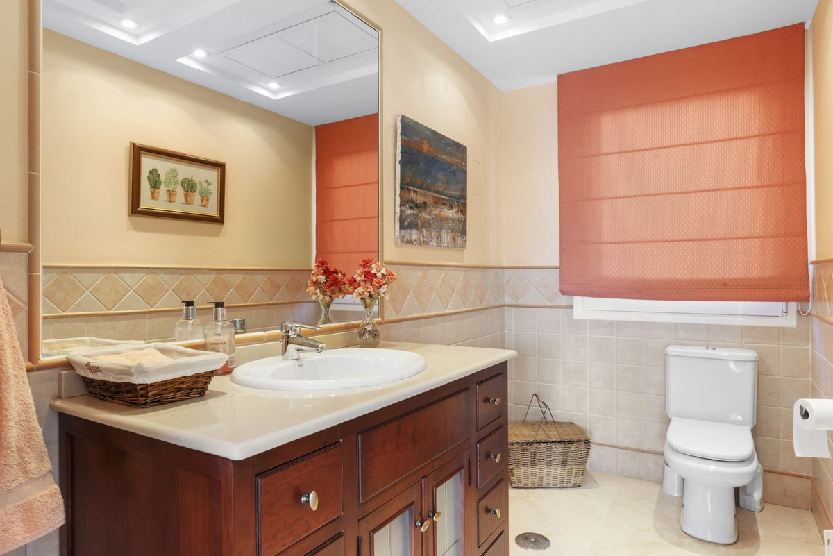 6 Bedroom Villa in Estepona - Photo 27