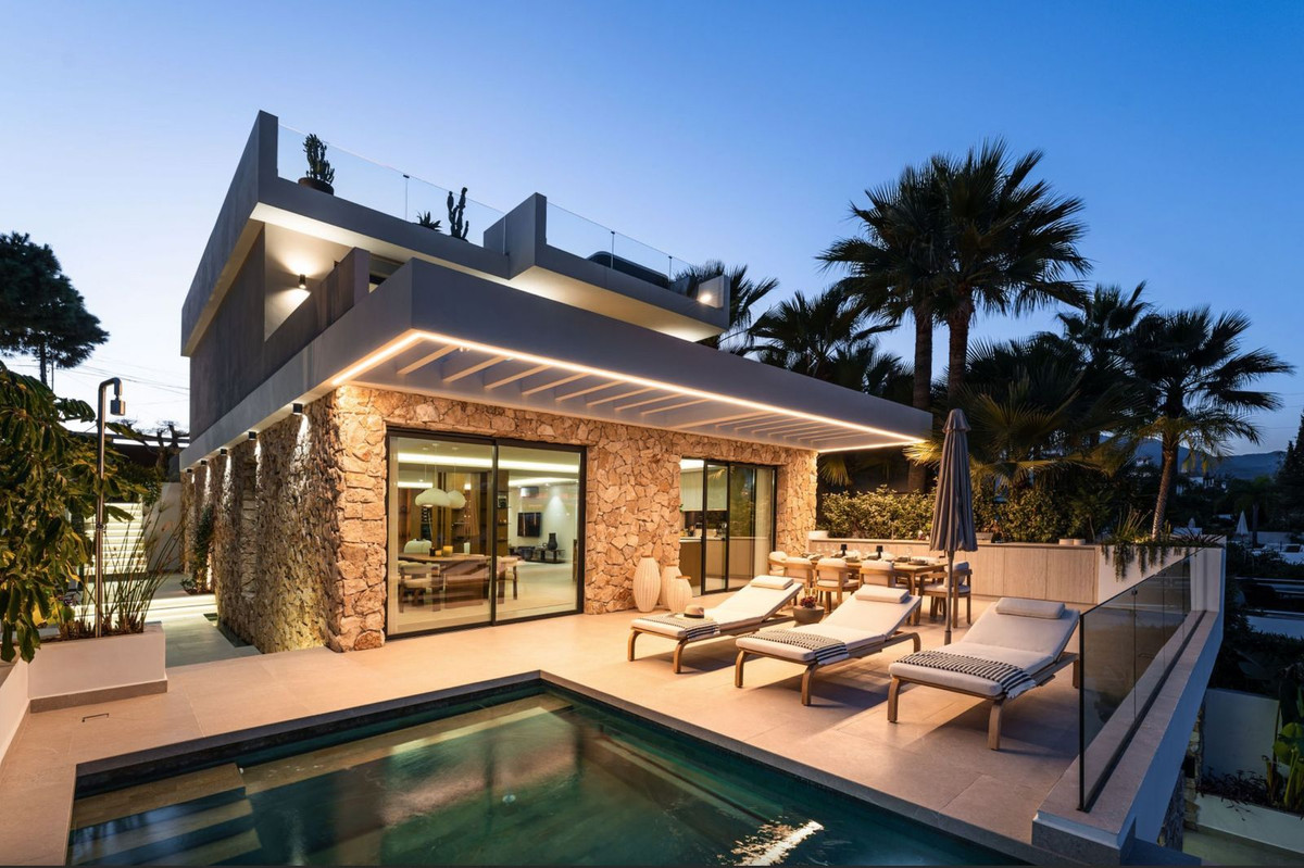 5 Bedroom Villa in Marbella - Photo 2