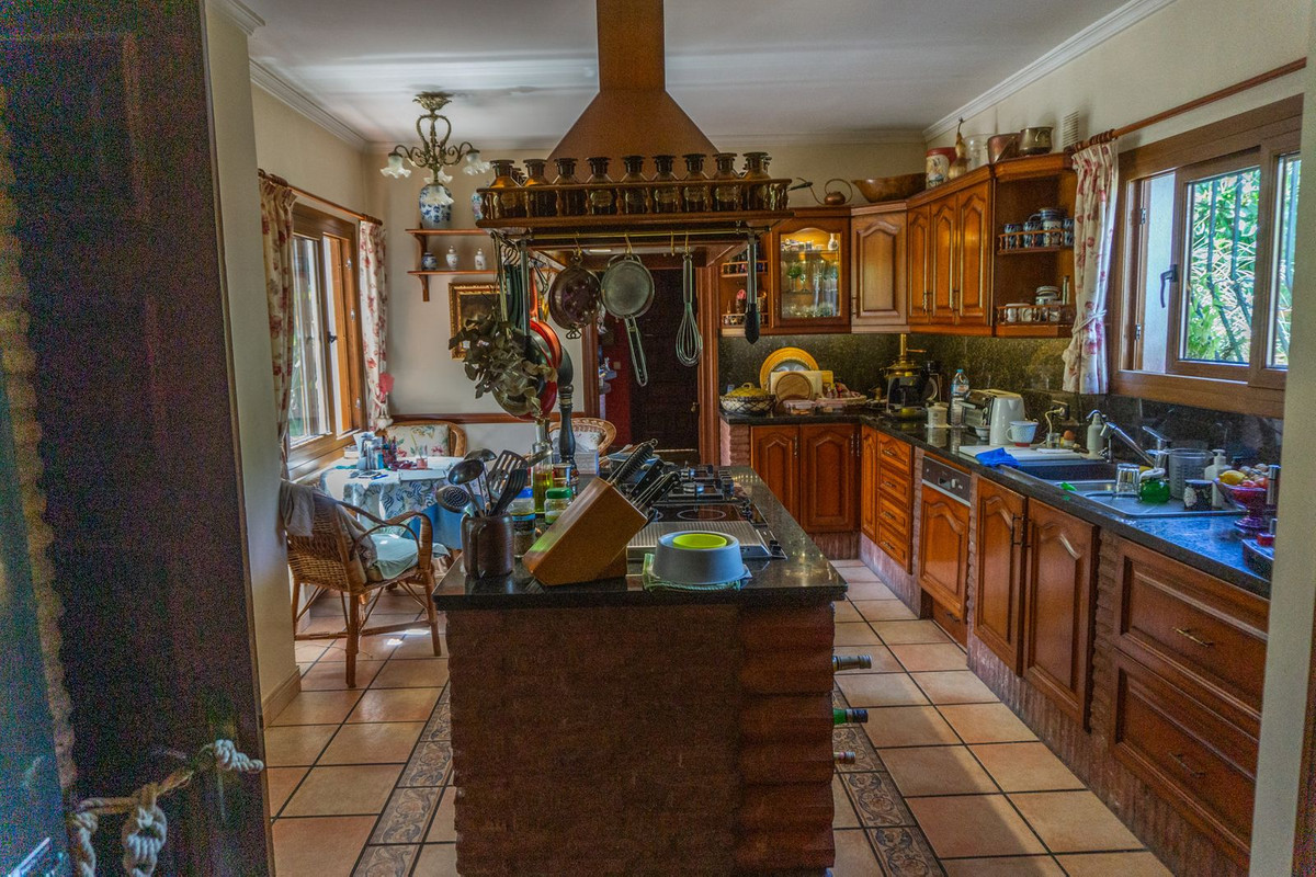 6 Bedroom Villa in Estepona - Photo 22