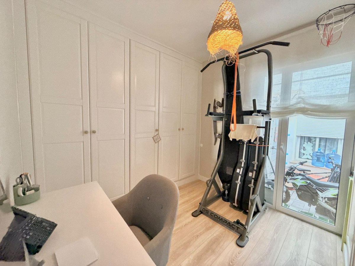 2 Bedroom Apartment in Fuengirola - Photo 14