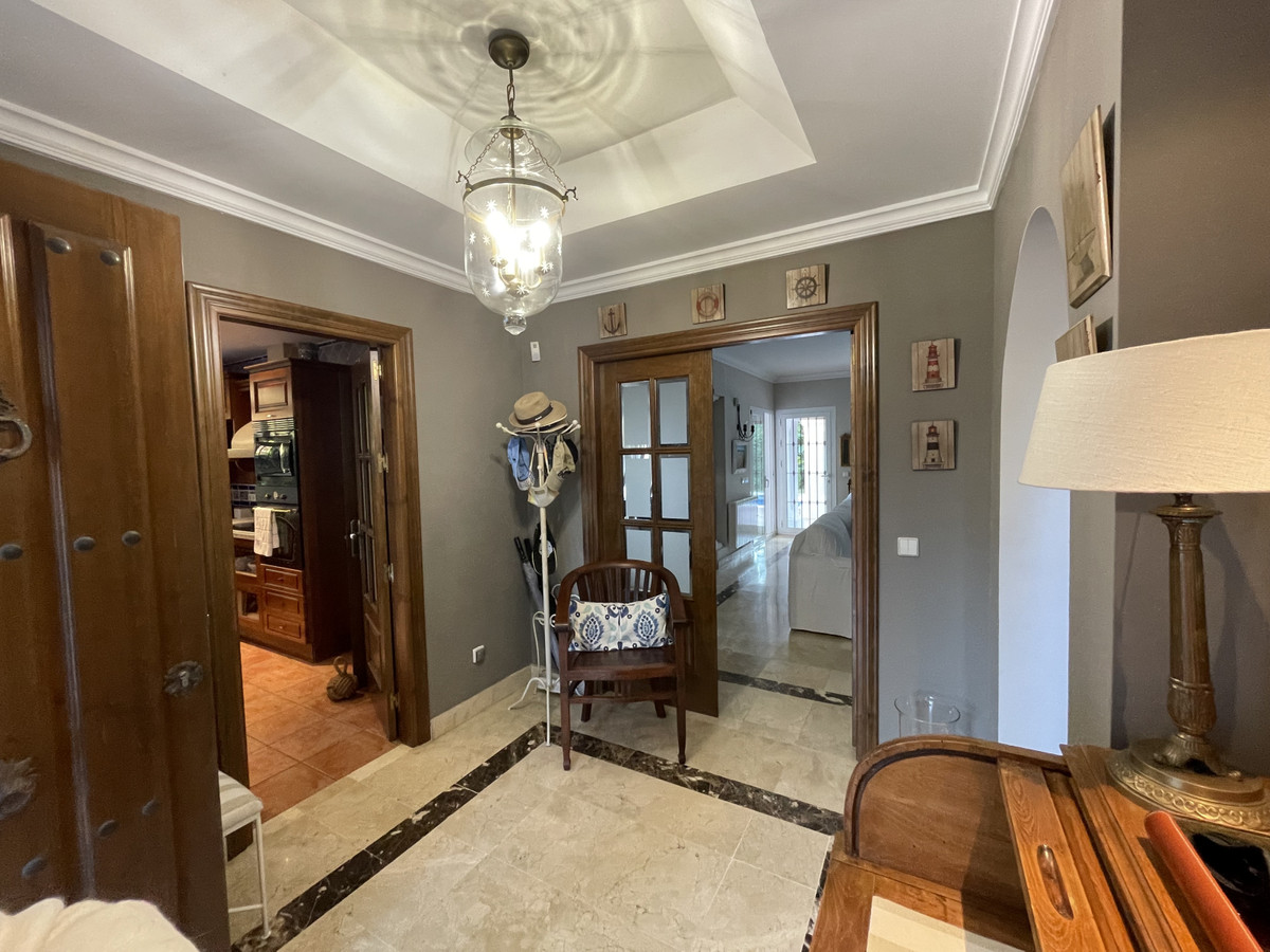 4 Bedroom Villa in Marbella - Photo 2