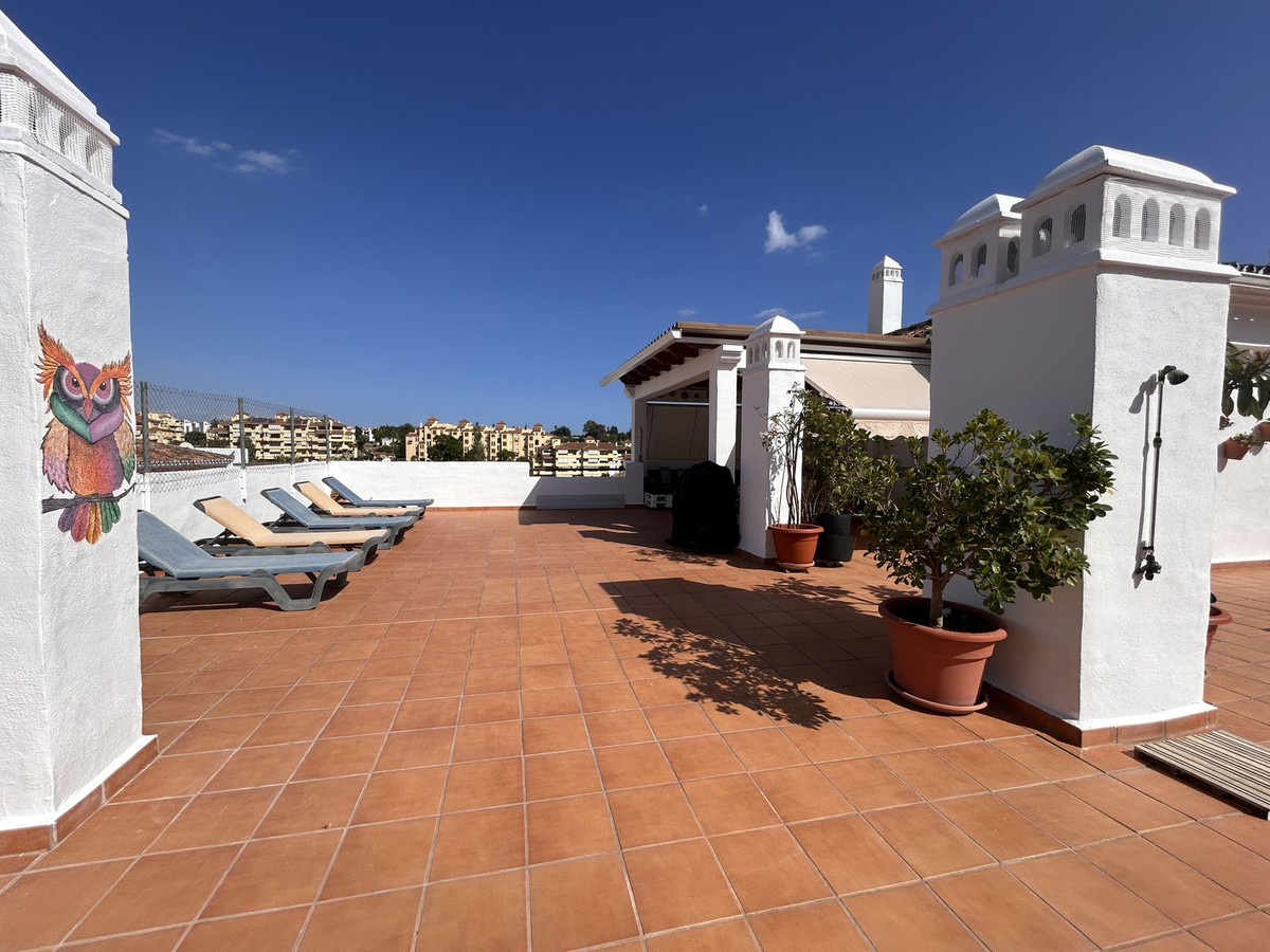 3 Bedroom Penthouse in Estepona - Photo 4