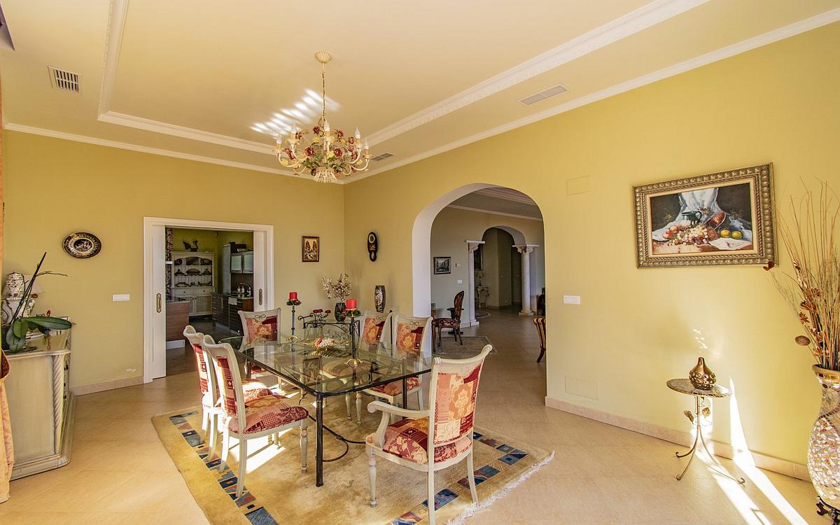 7 Bedroom Villa in Estepona - Photo 8