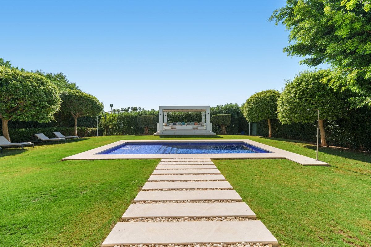 6 Bedroom Villa in Marbella - Photo 4