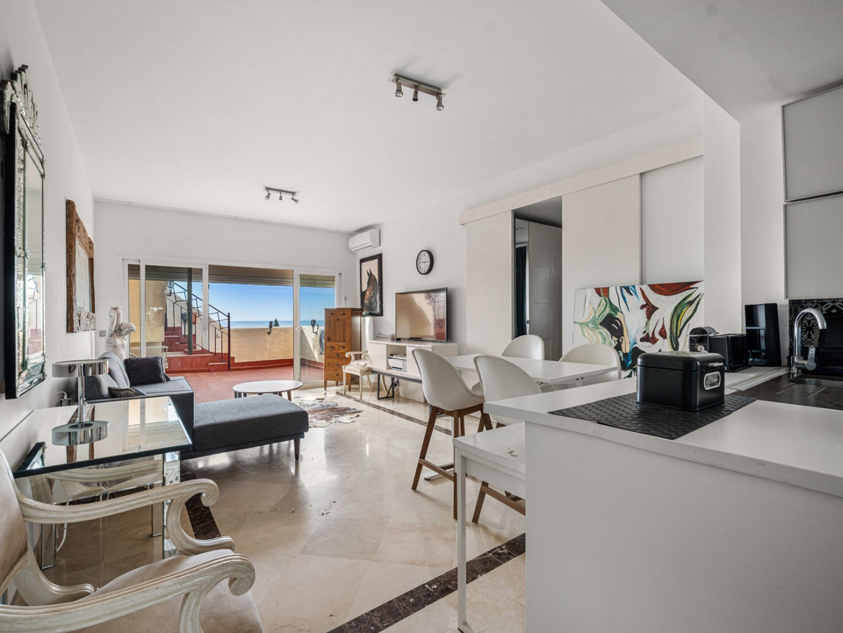 1 Bedroom Penthouse in Estepona - Photo 2