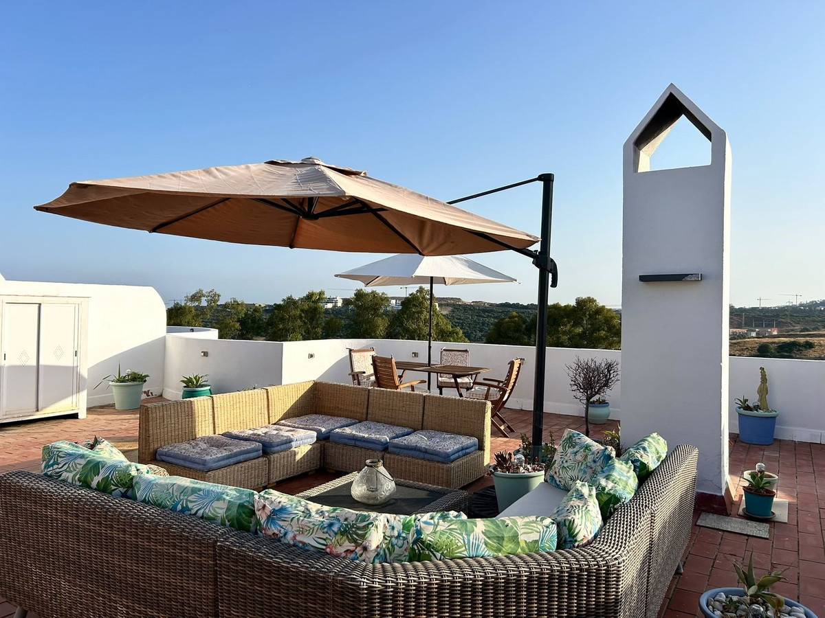 2 Bedroom Penthouse in Estepona - Photo 2