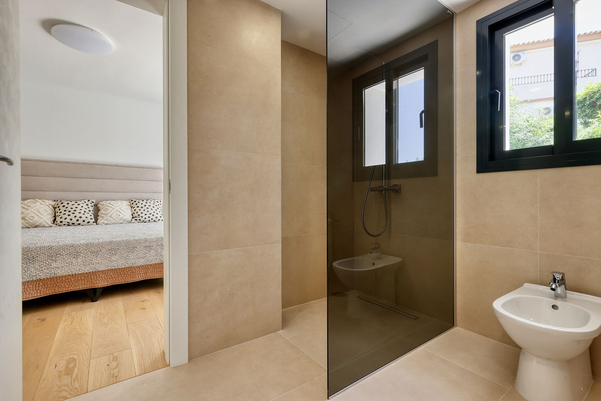 4 Bedroom Villa in Marbella - Photo 47