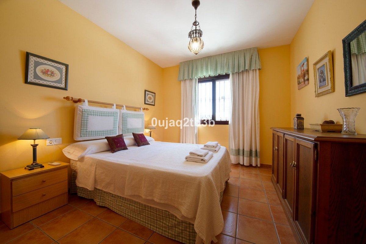 6 Bedroom Villa in Estepona - Photo 16