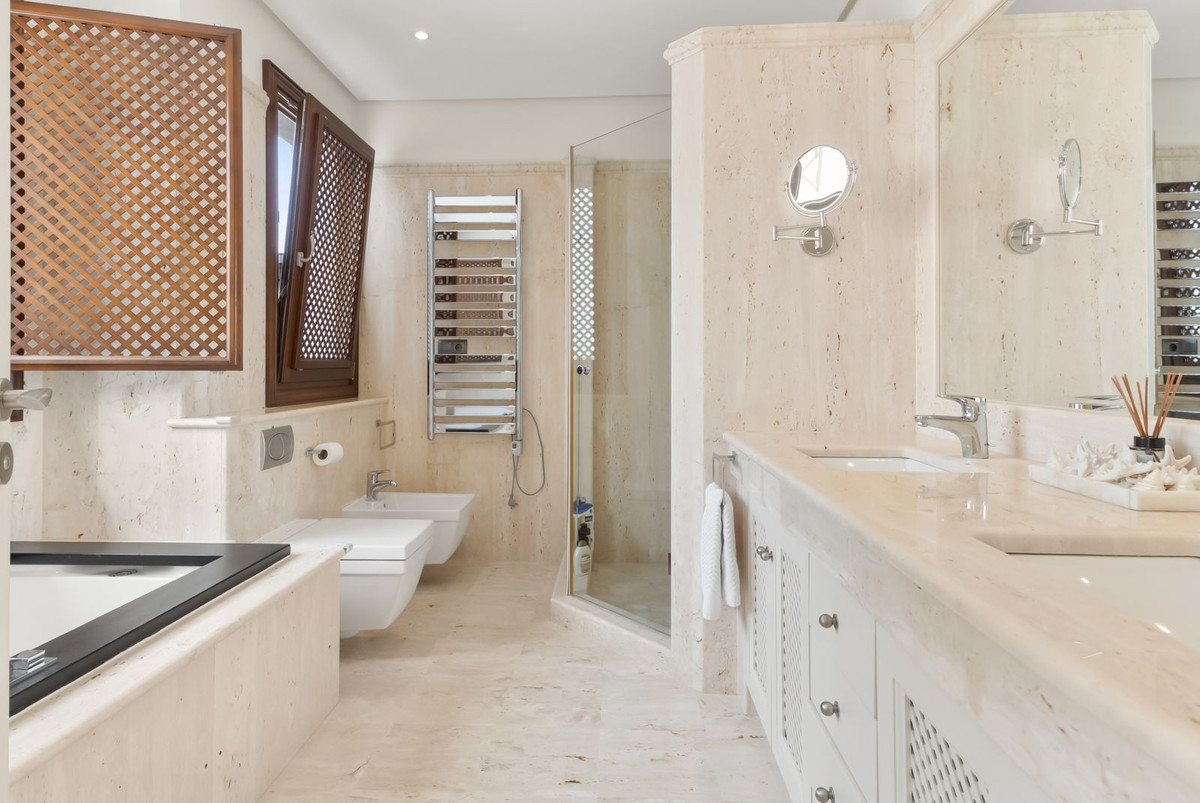 3 Bedroom Apartment in Estepona - Photo 18