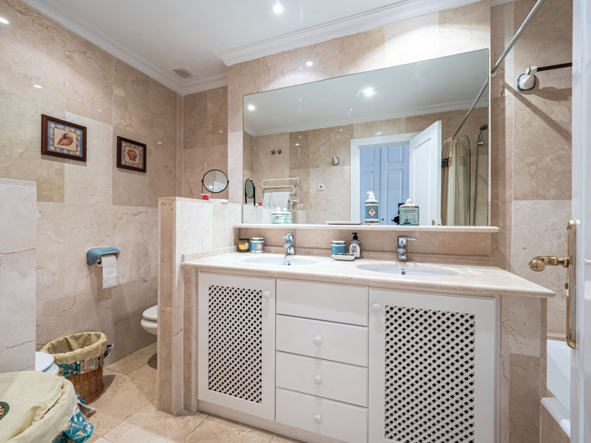 2 Bedroom Apartment in Marbella - Photo 11