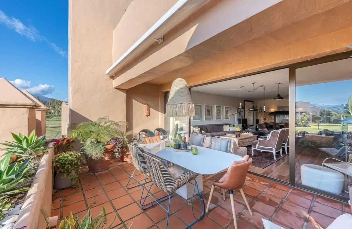 3 Bedroom Penthouse in Estepona - Photo 2
