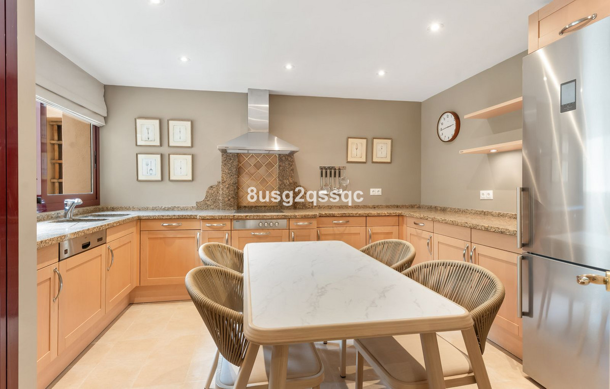 2 Bedroom Apartment in Estepona - Photo 10