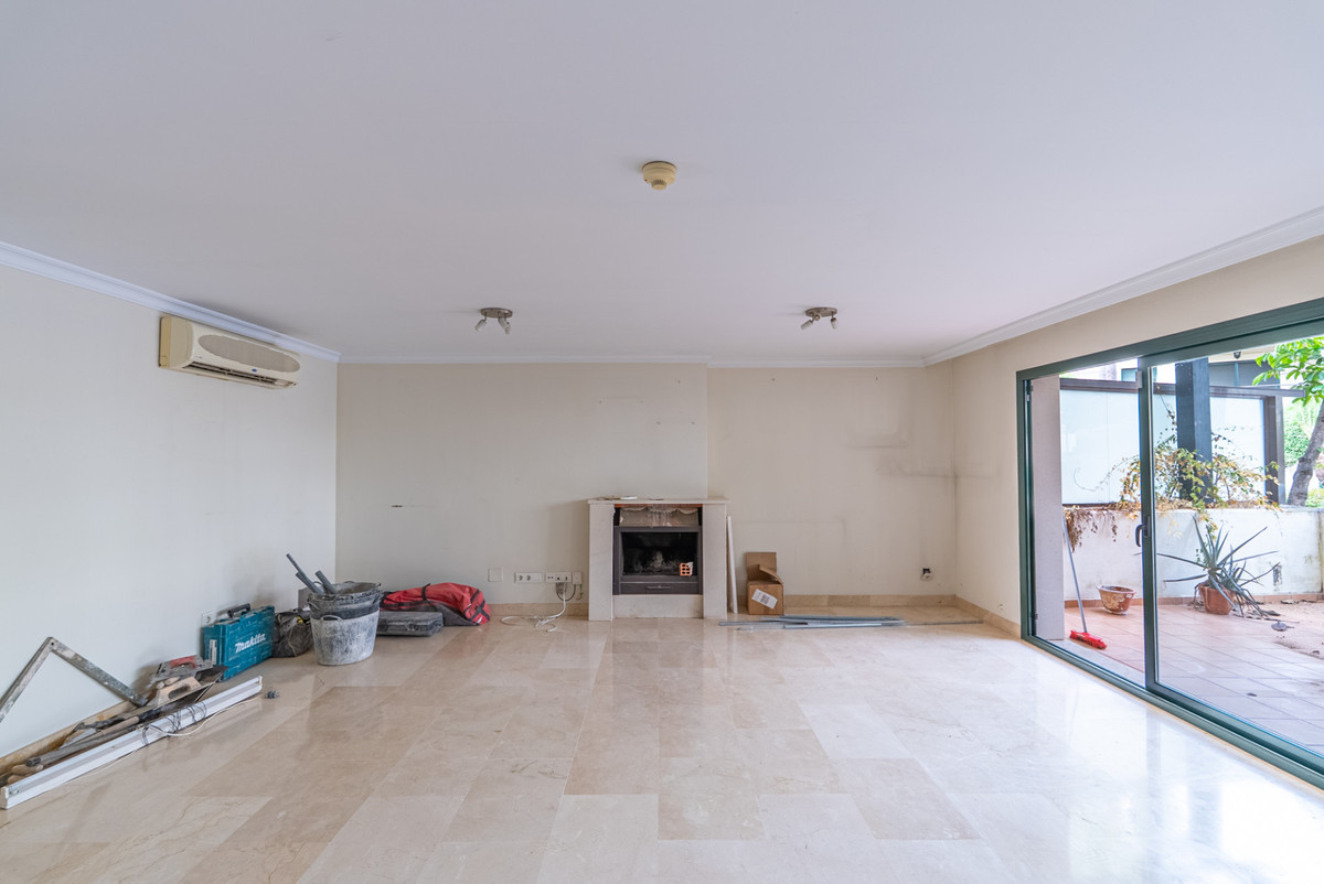 4 Bedroom Townhouse in Estepona - Photo 6