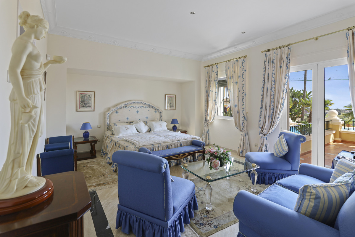 5 Bedroom Villa in Estepona - Photo 23