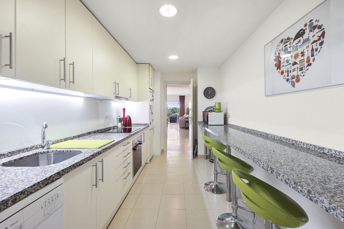 3 Bedroom Apartment in Benahavís - Photo 12