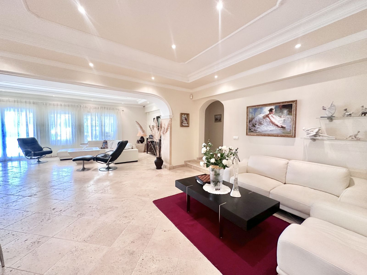 6 Bedroom Villa in Marbella - Photo 6