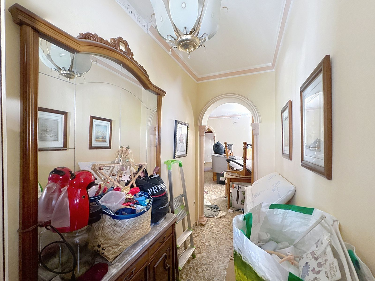 5 Bedroom Townhouse in Estepona - Photo 17