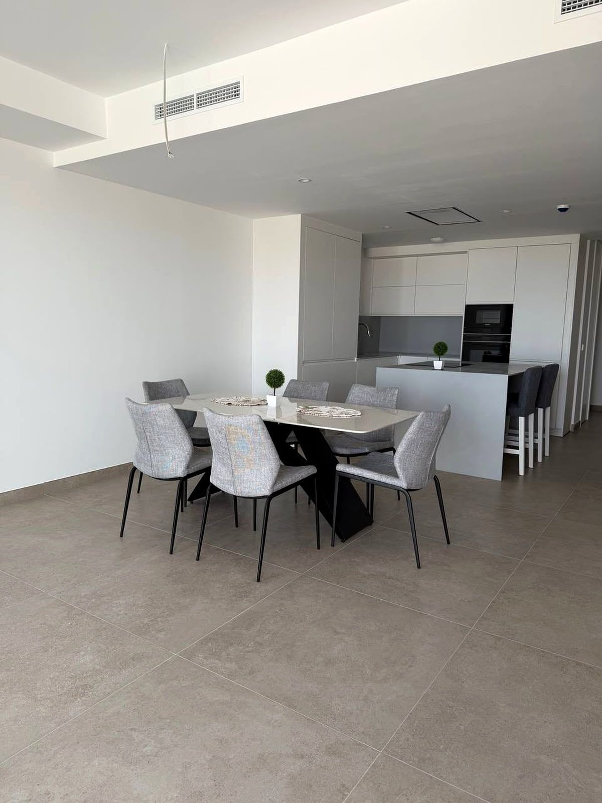 4 Bedroom Apartment in Estepona - Photo 3