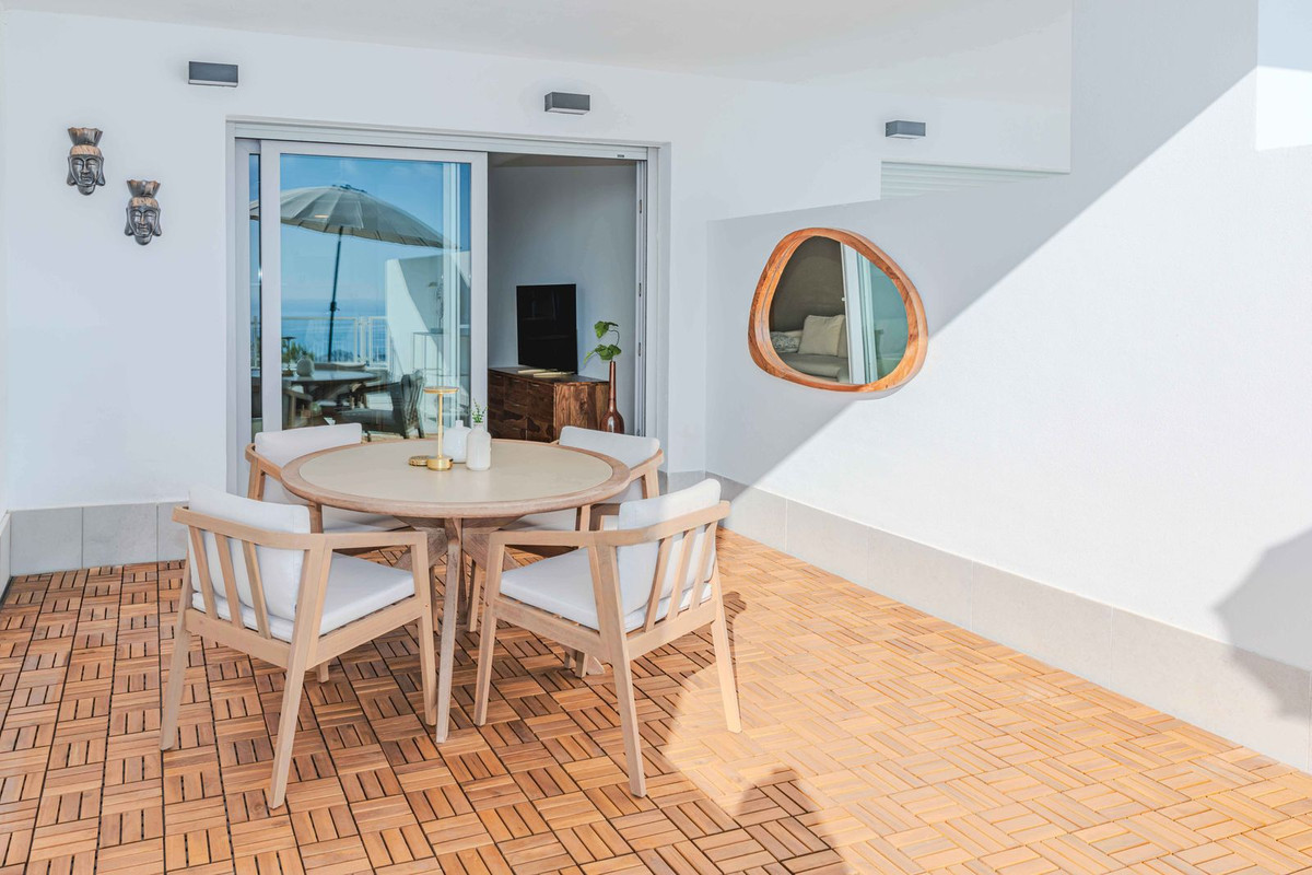 2 Bedroom Apartment in Benalmádena - Photo 2