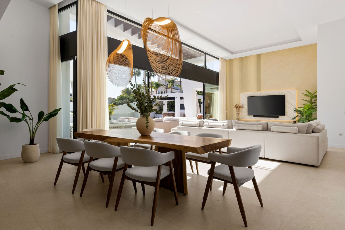 6 Bedroom Villa in Marbella - Photo 10