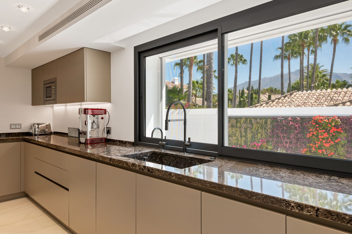 6 Bedroom Villa in Marbella - Photo 31