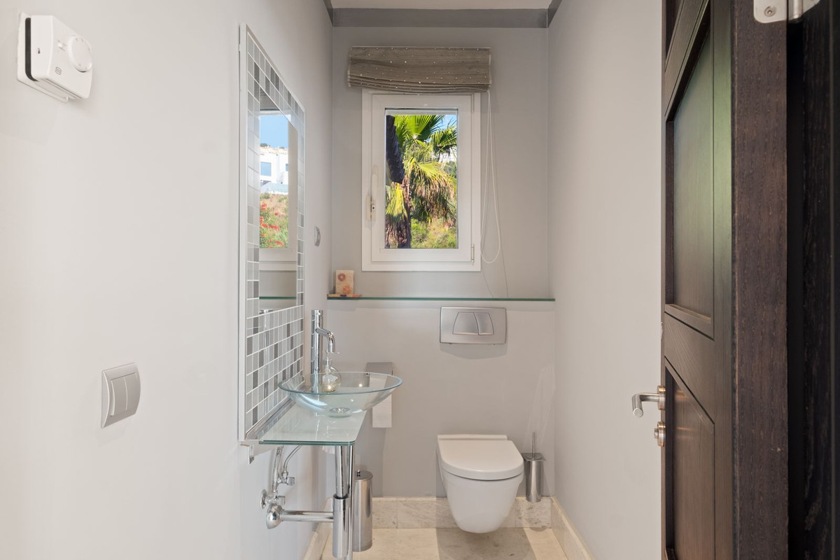 5 Bedroom Villa in Marbella - Photo 10