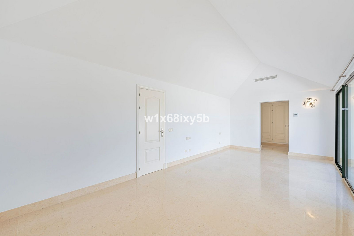 3 Bedroom Penthouse in Benahavís - Photo 11