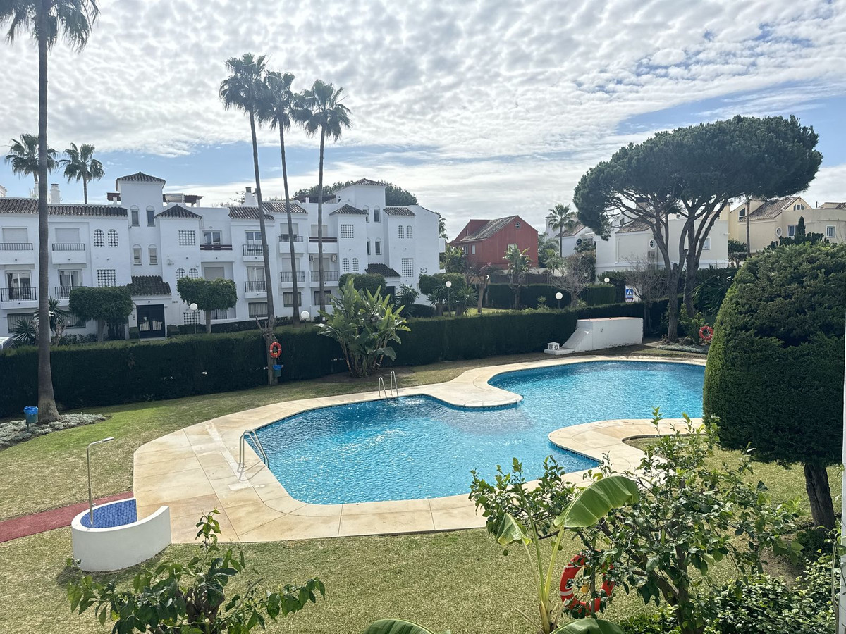 3 Bedroom Apartment in Estepona - Photo 4