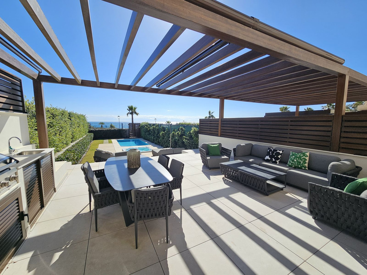 4 Bedroom Townhouse in Estepona - Photo 18