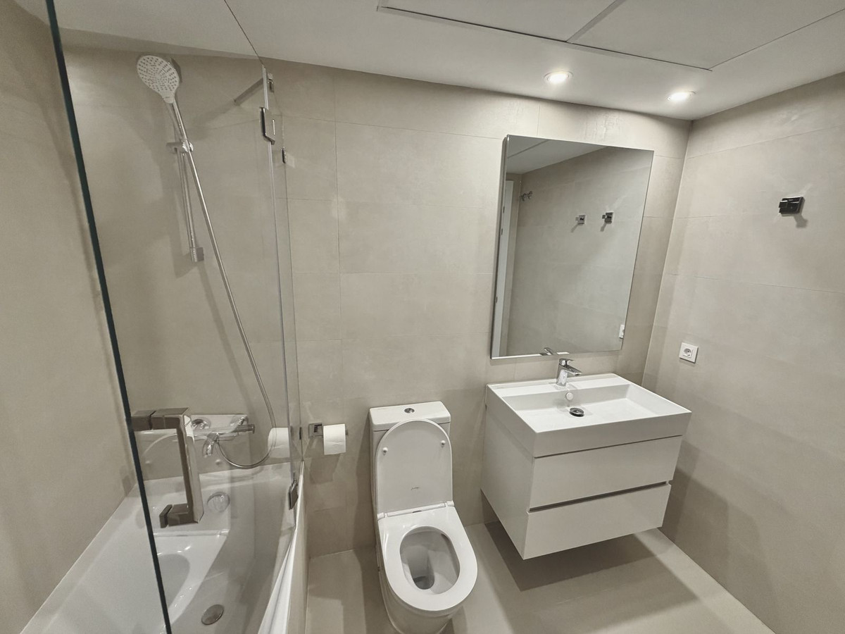 2 Bedroom Apartment in Estepona - Photo 27