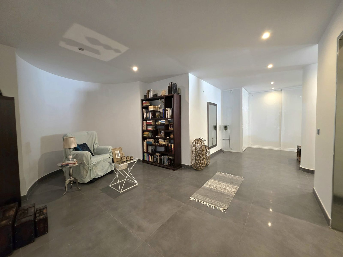 4 Bedroom Villa in Estepona - Photo 31