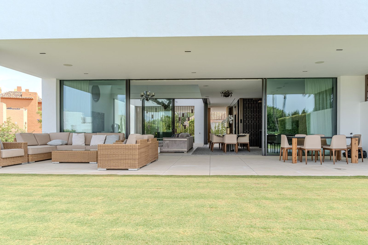 4 Bedroom Villa in Marbella - Photo 7