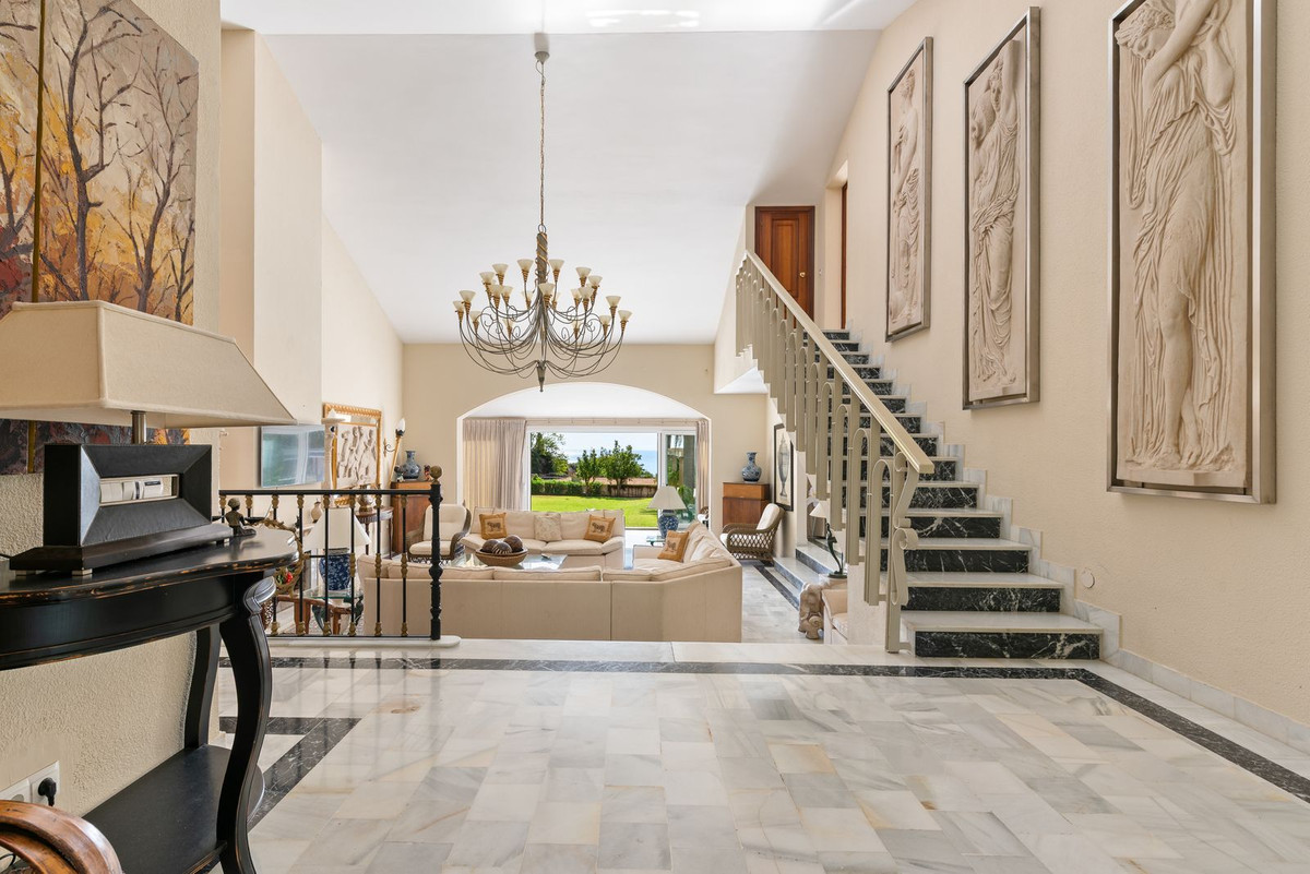 4 Bedroom Villa in Estepona - Photo 4
