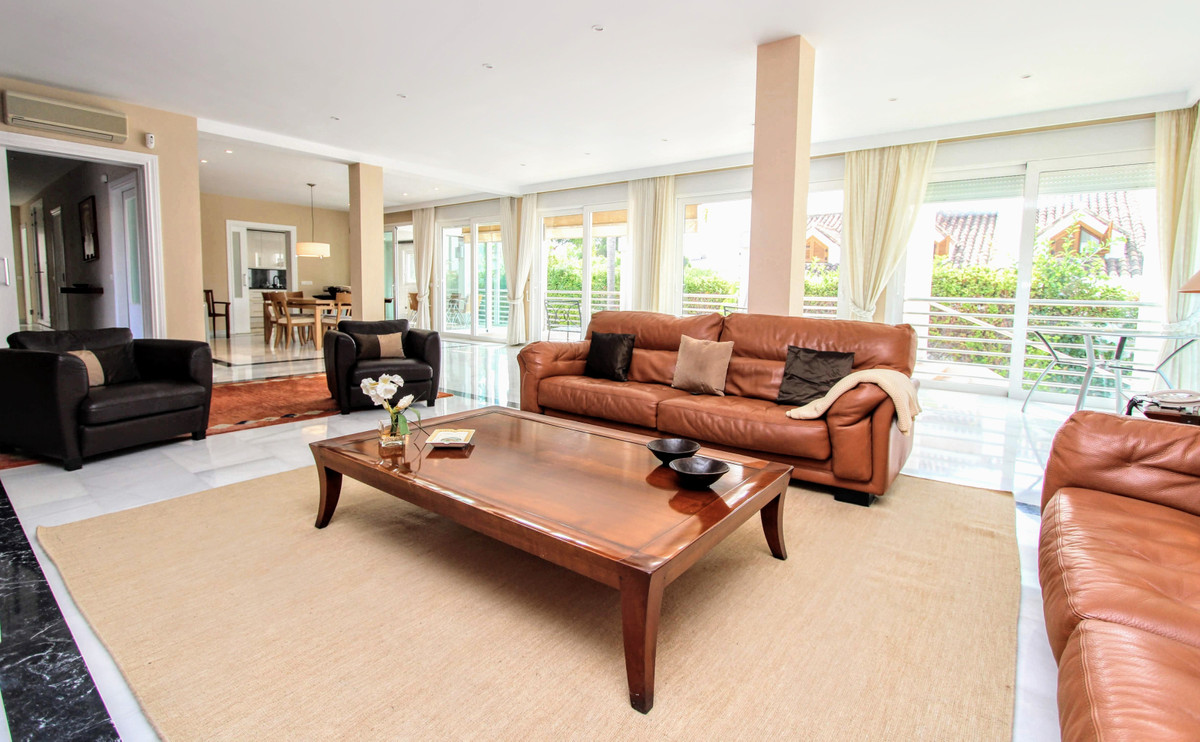 6 Bedroom Villa in San Pedro de Alcántara - Photo 4