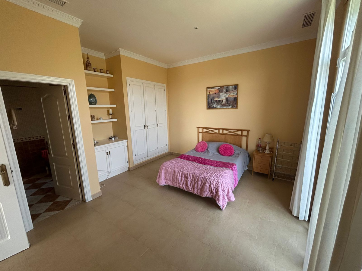 7 Bedroom Villa in Estepona - Photo 25