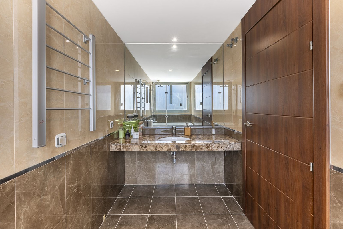 5 Bedroom Penthouse in Mijas - Photo 29