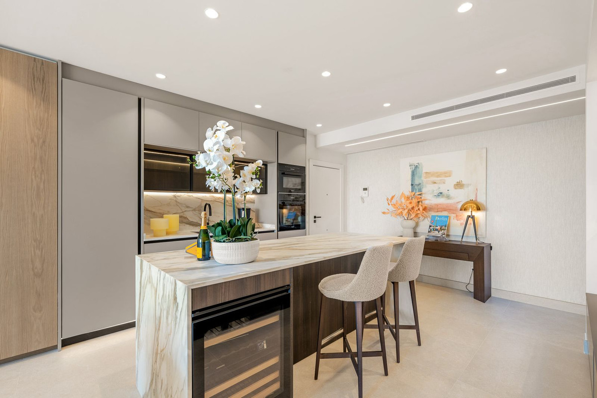 3 Bedroom Apartment in Estepona - Photo 9