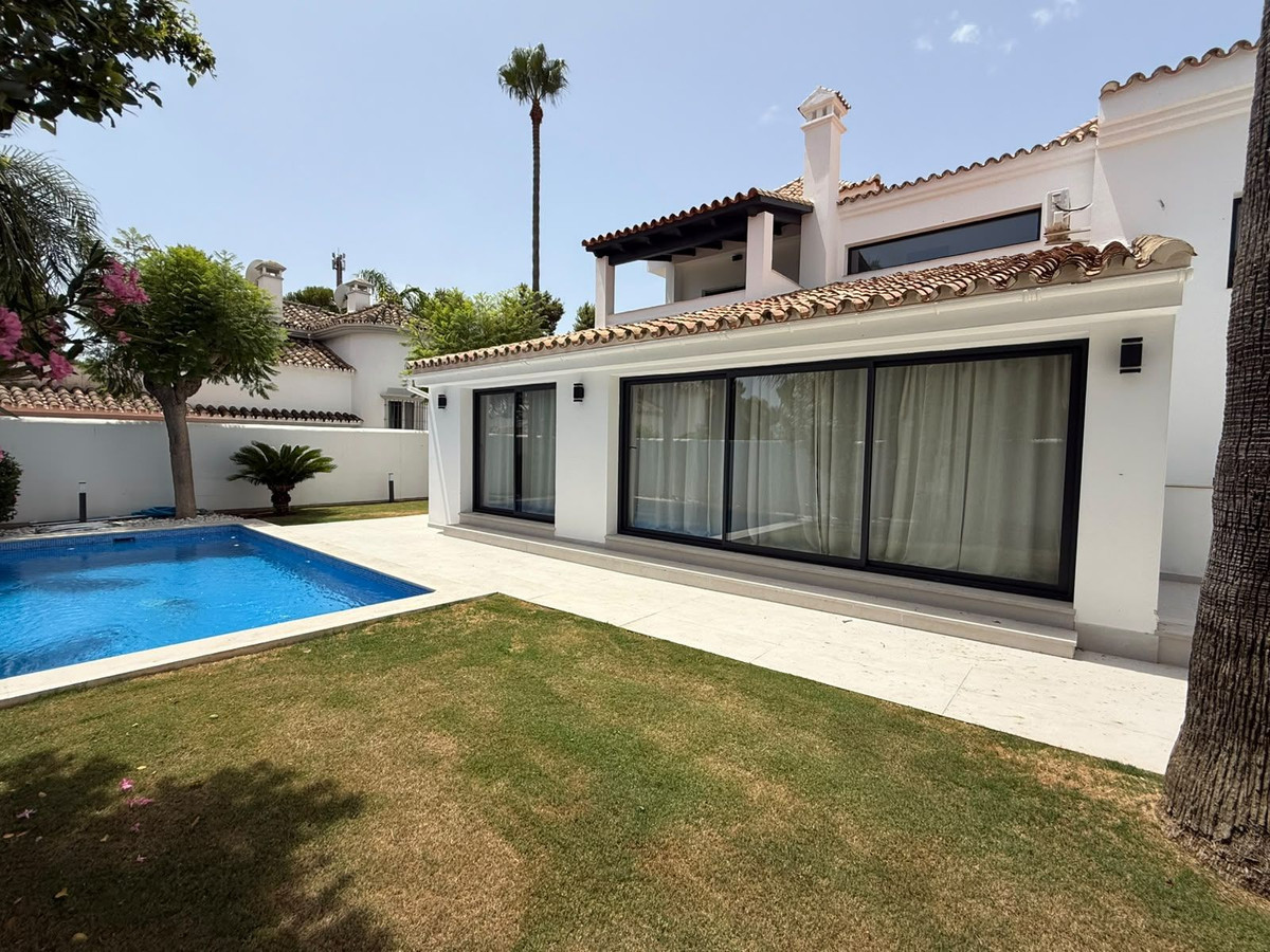 5 Bedroom Villa in Marbella - Photo 2