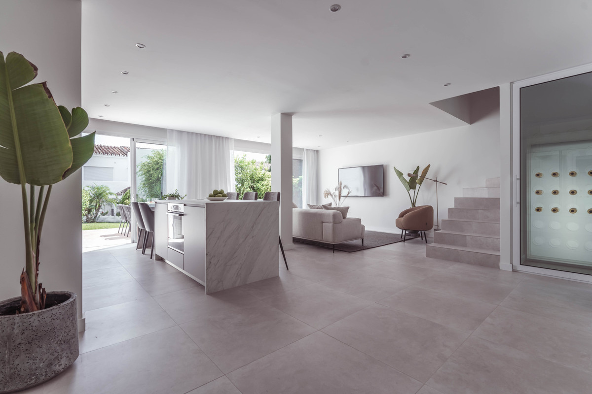 3 Bedroom Townhouse in Marbella - Photo 3