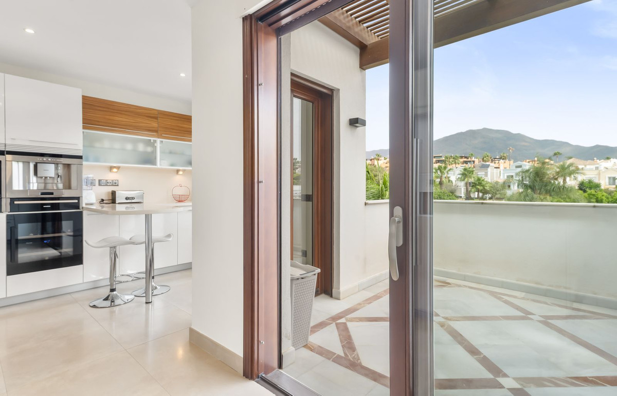 3 Bedroom Apartment in Estepona - Photo 12