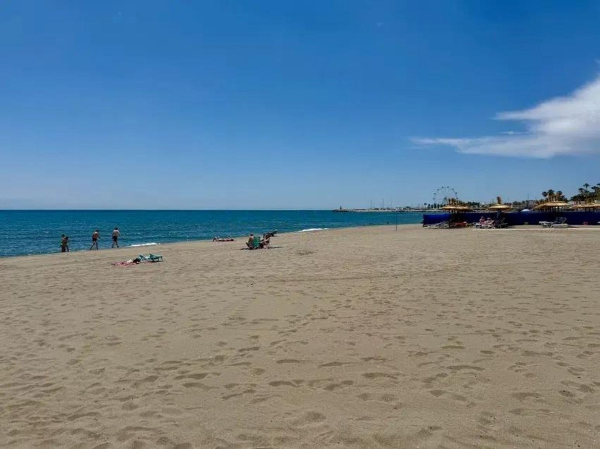 2 Bedroom Apartment in Torremolinos - Photo 19