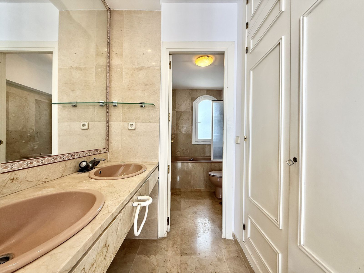 3 Bedroom Townhouse in Marbella - Photo 17