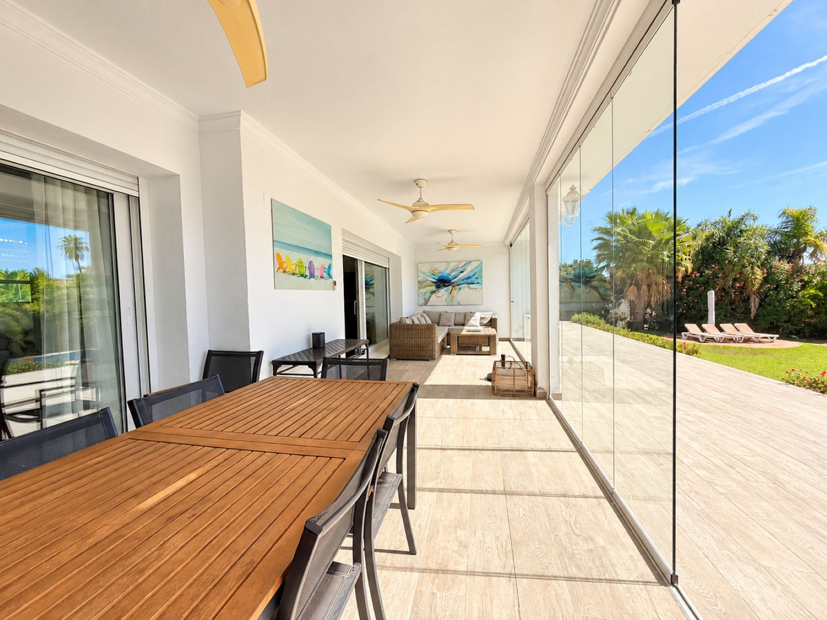 5 Bedroom Villa in Estepona - Photo 6
