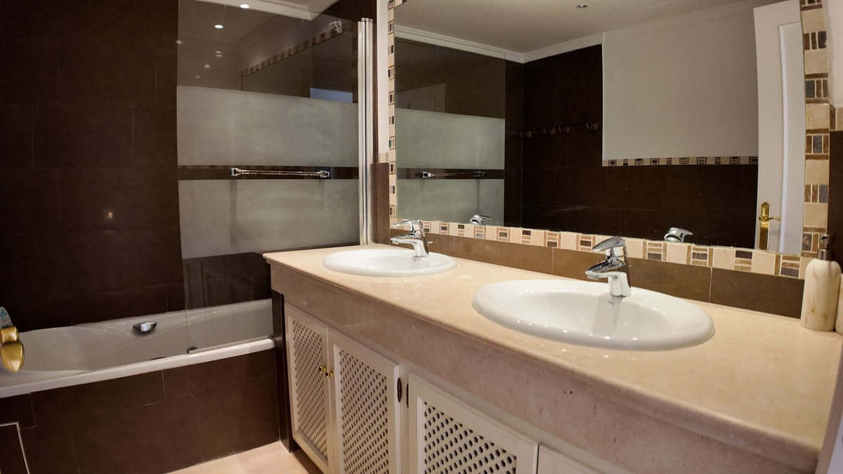 4 Bedroom Townhouse in Benahavís - Photo 29