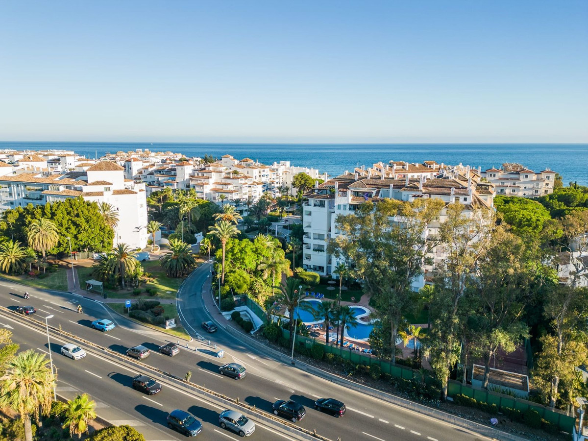 2 Bedroom Apartment in Marbella - Photo 4