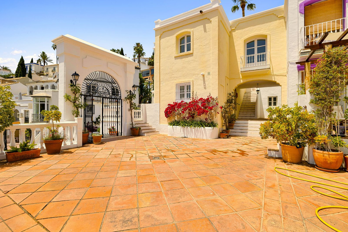 3 Bedroom Townhouse in Benahavís - Photo 2