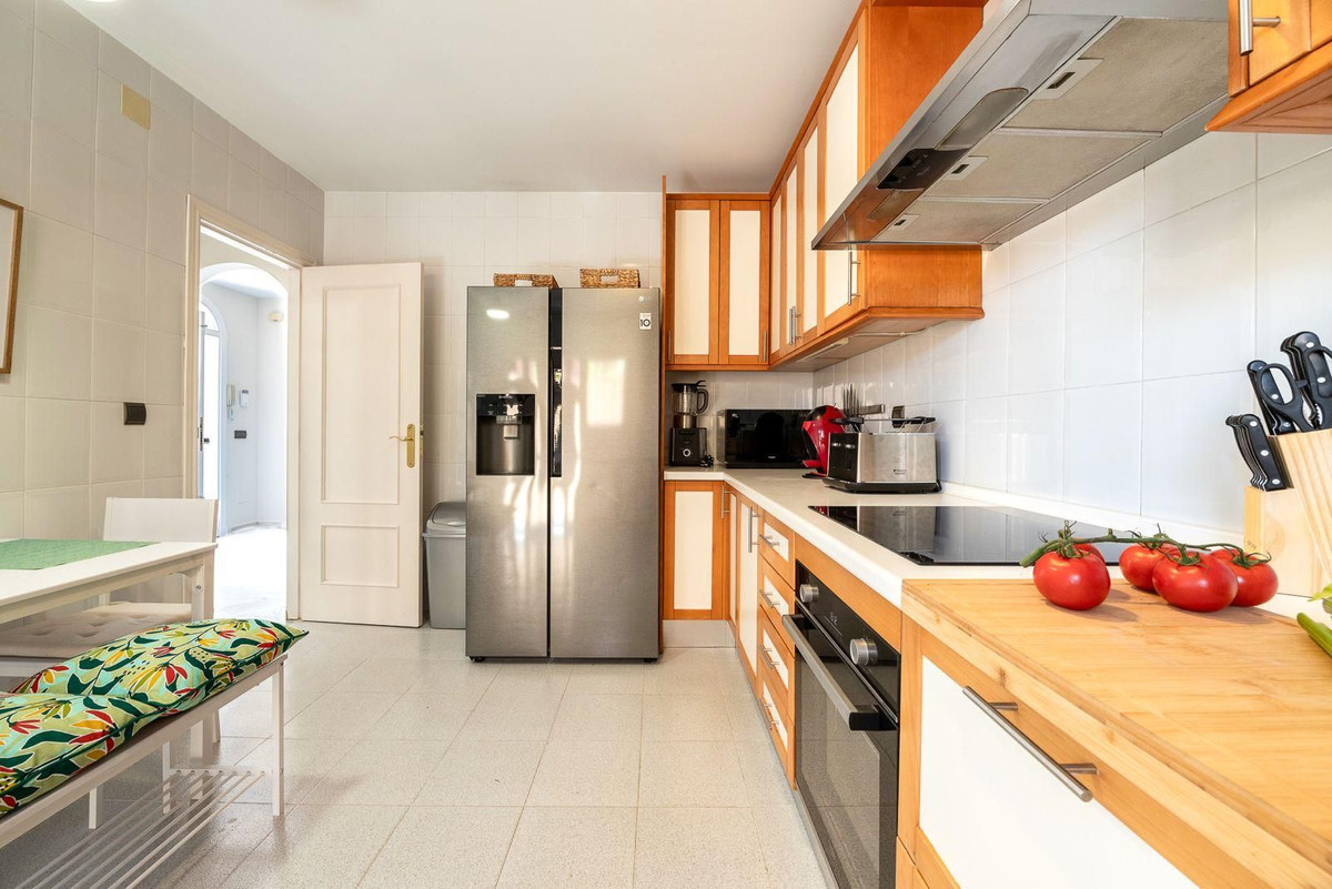 4 Bedroom Villa in Marbella - Photo 9