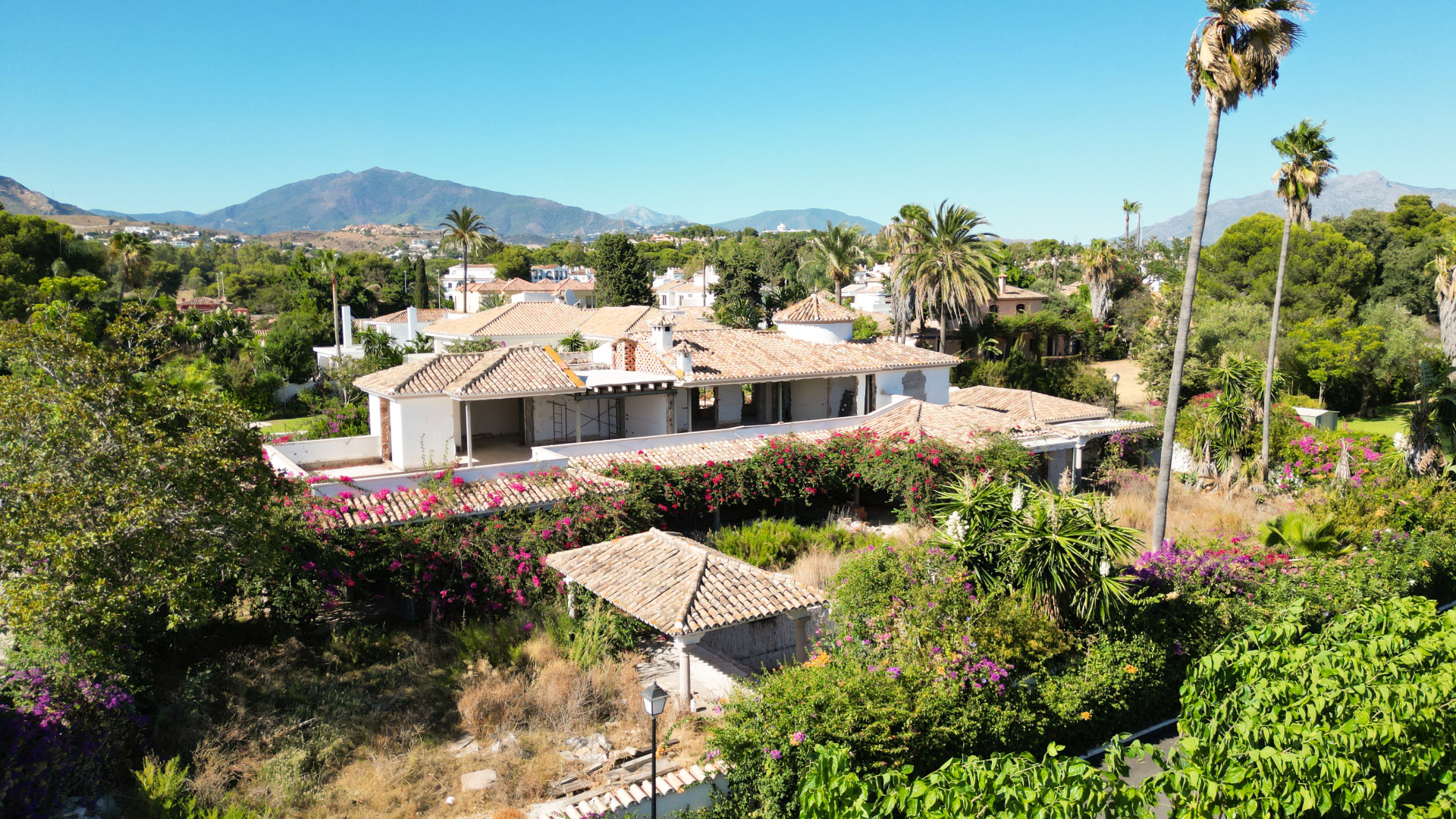 5 Bedroom Villa in Estepona - Photo 8