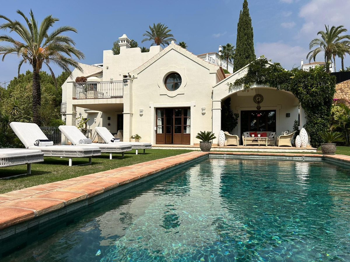 4 Bedroom Villa in Estepona - Photo 2
