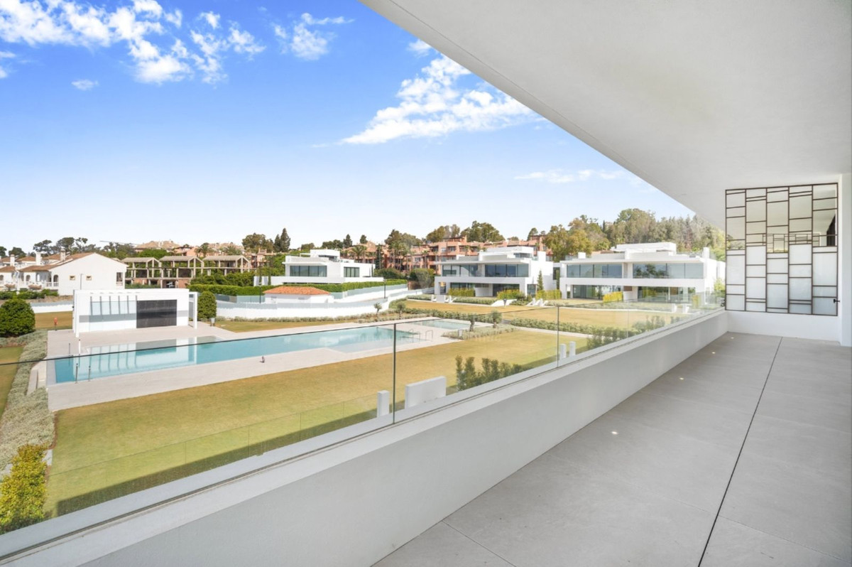 4 Bedroom Villa in Marbella - Photo 2